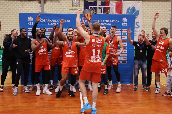 Košarkarji Cedevite Olimpije so se takole veselili superpokala. FOTO: Cedevita Olimpija