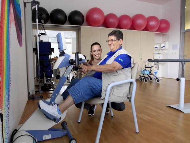 Povečati bi bilo treba število fizioterapevtov na vseh ravneh zdravstvene dejavnosti in v okviru dolgotrajne oskrbe. FOTO: Roman Šipić/Delo