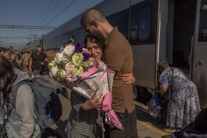 Na železniški postaji v Kramatorsku v regiji Doneck ukrajinski vojak Oleksij objema svojo ženo Maryno, ki ga je prišla obiskat z vlakom iz Kijeva. Foto: Roman Pilipey/Afp
