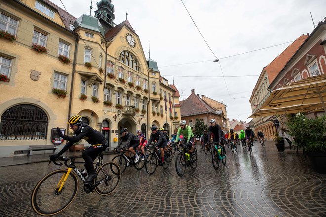 Središče Maribora so drugo leto zapored zaradi Primoža Rogliča zasedli kolesarji. FOTO: Marko Vanovšek