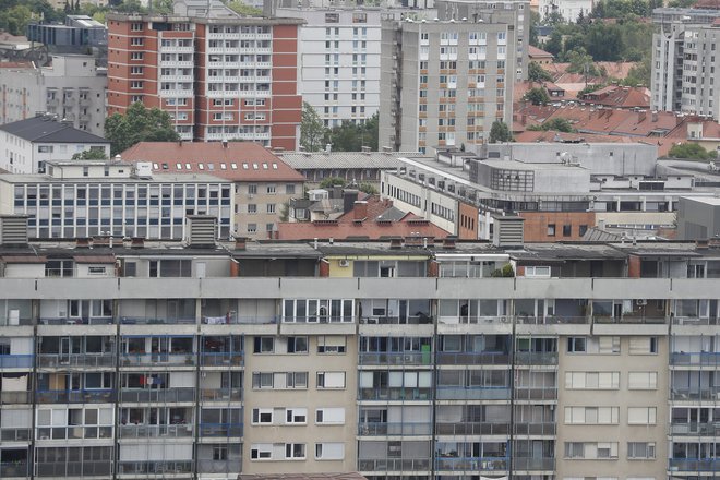 Cene nepremičnin v Sloveniji še vedno rastejo iz četrtletja v četrtletje. Tako so v drugem četrtletju lani presegale povprečje iz 2015 za 72,4 odstotka, v drugem četrtletju letos pa za 85 odstotkov. FOTO: Leon Vidic/Delo