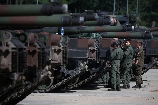 Washington je januarja napovedal dobavo 31 tankov M1 abrams, ni pa jasno, koliko jih je že prispelo v Ukrajino in koliko časa bo trajalo, da bodo razporejeni na fronto. FOTO: Kacper Pempel/Reuters