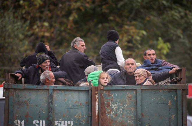 Prebivalstvo regije množično beži pred Azerbajdžanom. FOTO: Irakli Gedenidze/Reuters