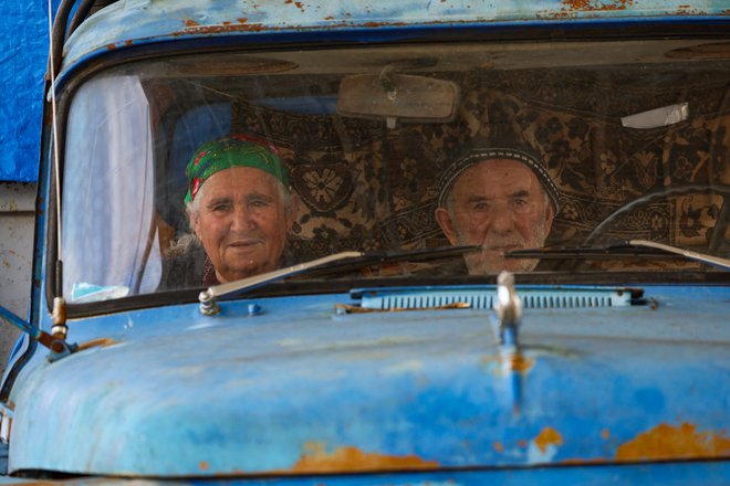 Begunci na kontrolni točki Lachin čakajo v avtomobilu, da bi prečkali mejo in odšli iz Karabaha v Armenijo. Več sto vozil se je včeraj iz Gorskega Karabaha odpravljalo v Armenijo po bliskoviti ofenzivi proti separatistični enklavi. Tok vozil je bil neprekinjen, družine so svoje imetje nalagale na avtomobile in se le za nekaj sekund ustavile na zadnji azerbajdžanski kontrolni točki pred vstopom v Armenijo. Foto: Emmanuel Dunand/Afp