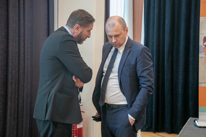 Minister za finance Klemen Boštjančič (levo) bo del denarja za obnovo poiskal pri bankah; NLB, ki jo vodi Blaž Brodnjak, je 20 občinam že neposredno donirala štiri milijone evrov, napovedala pa 15 milijonov prostovoljnih vplačil v SOS-sklad. FOTO: Voranc Vogel