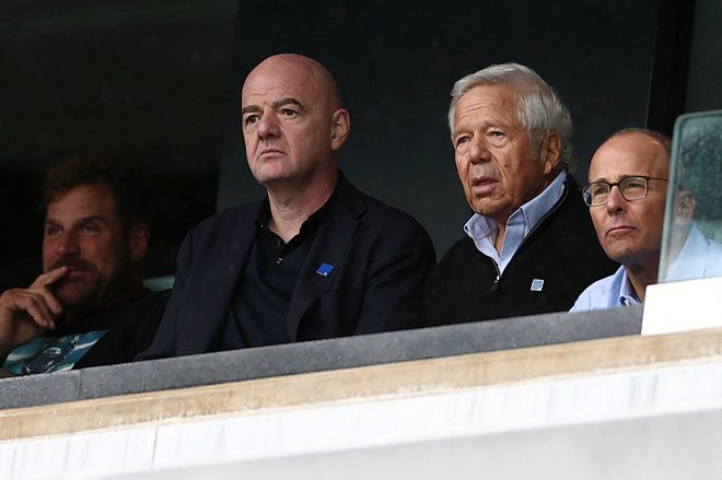 Predsednik Fife Gianni Infantino (levo) si je nedavno ogledal nekaj nogometnih tekem v ZDA. FOTO: Elsa/AFP