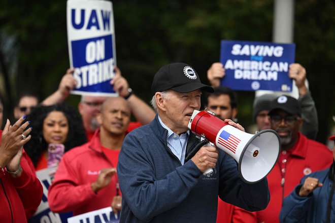Demokratski predsednik ZDA Joe Biden je podprl stavko sindikatov ameriške avtomobilske industrije. Foto Jim Watson/AFP