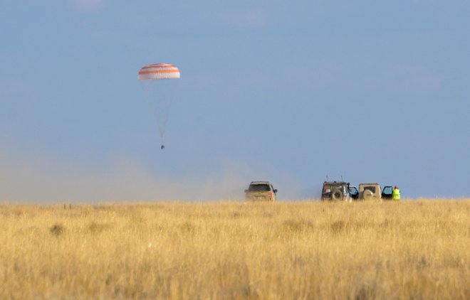 Sojuzi pristajajo na trdnih tleh, med tem ko dragoni pristajajo v vodi. FOTO: Bill Ingalls/Nasa/AFP