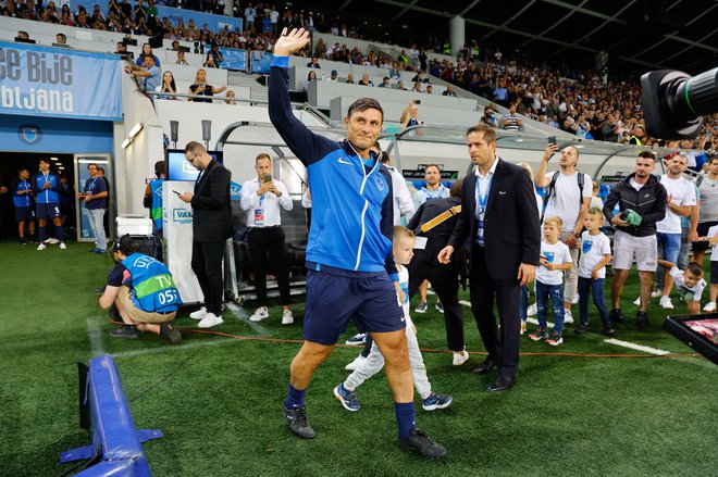 Devet let po koncu igralske kariere ima legendarni Argentinec še veliko nogometnih načrtov. Rad se je odzval tudi vabilu iz Ljubljane. FOTO: Luka Kotnik/SMF