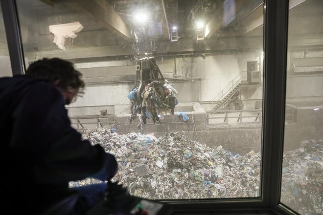 Ogromno besed na papirju, plastiki in kovini tudi ogreva kakšen del kakšnega mesta. FOTO: Uroš Hočevar/Delo