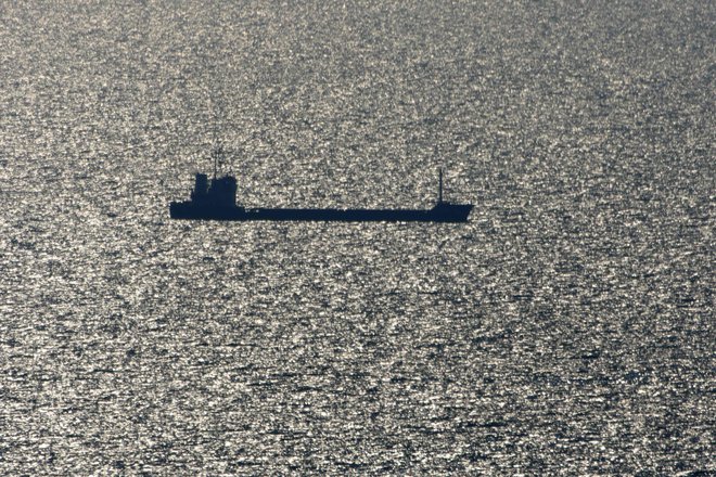 V uporabi so venomer bolj smrtonosna orožja, Rusija nadaljuje blokado Črnega morja, Kijev krepi napade v Rusiji, oboje razširja geografijo konflikta. FOTO: Stringer/Afp