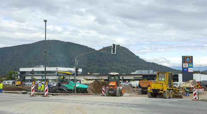 V Vižmarjih so trgovine Hofer, Müller, Pepco in Tedi. Na fotografiji urejanje priključka na Celovško v začetku tedna. FOTO: Jože Suhadolnik/Delo