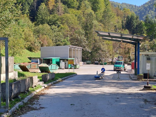 Zbirni center Ljubevč je zelo lahko dostopen, tudi ko so vrata zaklenjena. FOTO: Anja Intihar/Delo