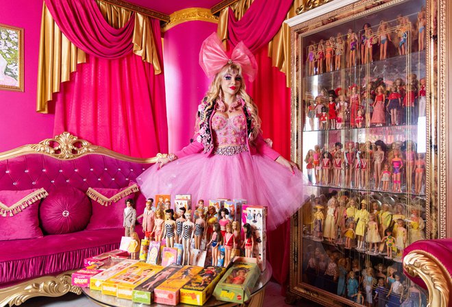 Tatjana Tuzova iz Krasnogorska je slavna ruska zbirateljica lutk Barbie, v njeni zbirki je 12.000 primerkov. FOTO: Maxim Shemetov/Reuters