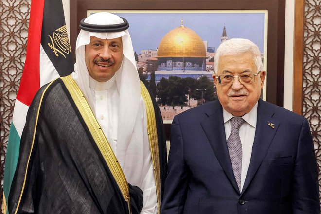 Savdski veleposlanik v Palestini Nadžef bin al Sudairi se je srečal tudi z Mahmudom Abasom, predsednikom palestinske oblasti. Foto AFP