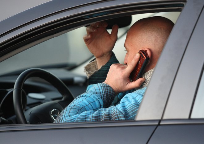 Za marsikoga je vožnja izvrstna priložnost za opravljanje poslovnih telefonskih klicev, branje in pisanje elektronske pošte, izpolnjevanje formularjev ali potnih nalogov … FOTO: Igor Zaplatil