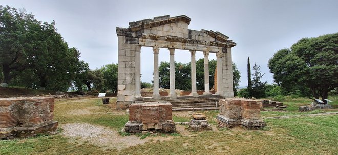 Leta 2006 so tik ob mestu Vlorë odkrili tempelj iz poznega 6. stoletja pr. n. št., ki je eden od petih znanih kamnitih templjev na ozemlju sodobne Albanije. Apolonija, izkopano mesto Oktavijana Avgusta, je ena najpomembnejših arheoloških najdb v Albaniji, v njem se prepletajo ostanki grške, rimske in bizantinske arhitekture. FOTO: Helena Kocmur/Delo