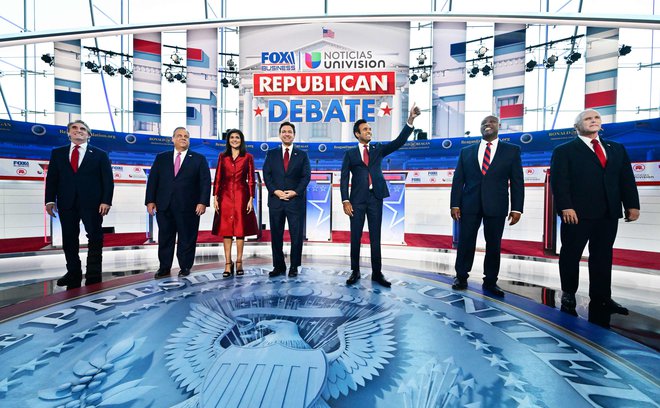 Doug Burgum, Chris Christie, Nikki Haley, Ron DeSantis, Vivek Ramaswamy, Tim Scott in Mike Pence (z leve proti desni) spet niso dočakali televizijskega soočenja z Donaldom Trumpom. Foto Frederic J. Brown/AFP