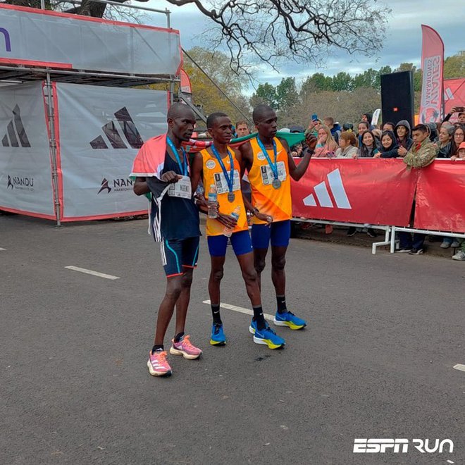 Od trojice kenijskih atletov, ki so bili najhitrejši na maratonu v Buenos Aieresu, je najkrajšo potegnil tretji Robert Kimutai Ngeno (levo). FOTO: X