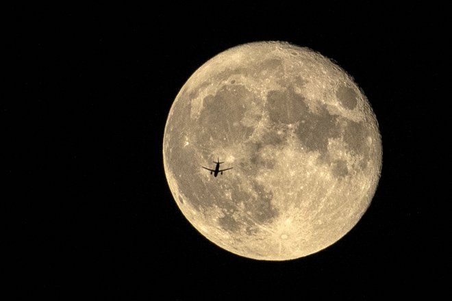 Znanstvenik je obtožil Indijo dezinformacije o pristanku njenega vesoljskega vozila na Mesečevem južnem polu. FOTO: Hussein Faleh/AFP