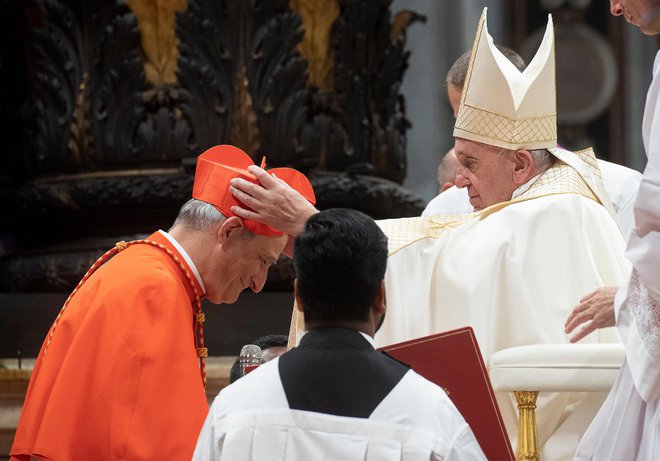 Jorge Mario Bergoglio je v desetih letih papeževanja kardinalski zbor spreminjal tako, da je precej manj evropski, veliko bolj pa izraža svetovne razsežnosti Katoliške cerkve. FOTO: Reuters