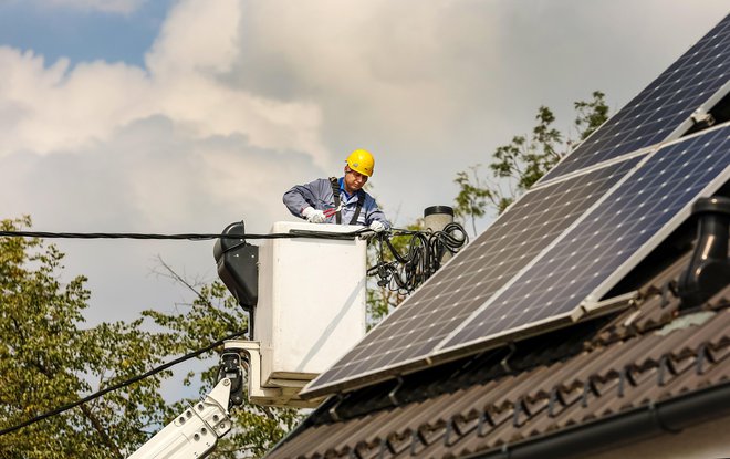 Sončne elektrarne pomagajo tako podjetjem kot gspodinjstvom. FOTO: Črt Piksi/Delo