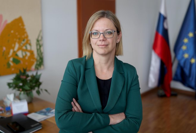 Ministrica Sanja Ajanović Hovnik je zagotovila, da ni imela nobene besede pri odločanju o tem, kdo bo dobil denar na razpisu. FOTO: Blaž Samec