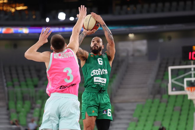 Justin Cobbs je bil najučinkovitejši Olimpijin košarkar z 19 točkami, dodal je še 4 asistence. FOTO: ABA