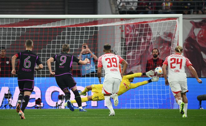 Harry Kane je vrnil Bayern v igro z izkoriščeno enajstmetrovko v 57. minuti. FOTO: Annegret Hilse/Reuters