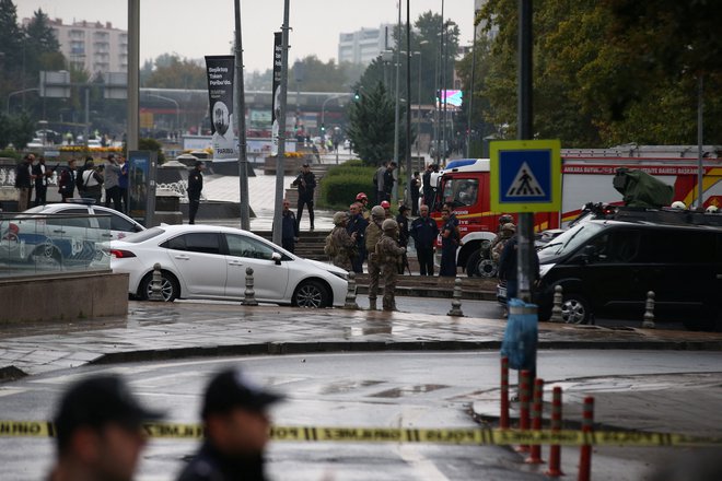 Po navedbah turškega notranjega ministrstva se je eden od napadalcev razstrelil, drugega so »nevtralizirali«. FOTO: Cagla Gurdogan/Reuters