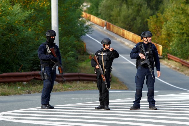 Na kosovski strani vztrajajo, da Srbija na meji kopiči oborožene sile. FOTO: Ognen Teofilovski/Reuters