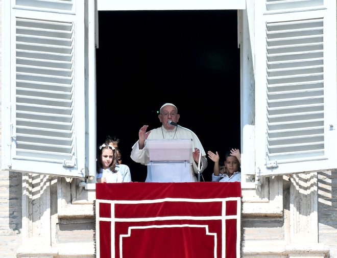 Papež Frančišek med nedeljsko mašo. FOTO: Filippo Monteforte/Afp