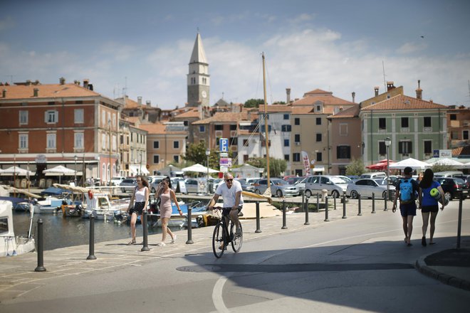 Prav preplet neverjetnih in povsem običajnih zgodb je tisto, kar s številnimi fotografijami opremljeni knjigi Na drugi obali daje tolikšno živost, tolikšen občutek, da prebiramo življenje samo. FOTO: Jure Eržen