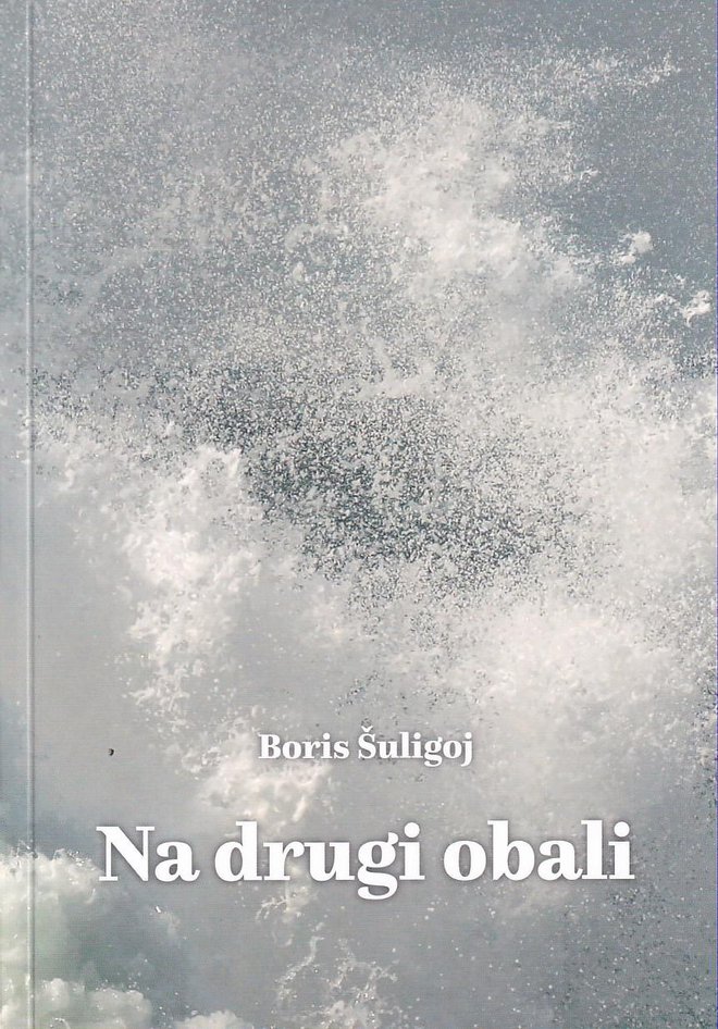 Boris Šuligoj nas povede ne na eno, temveč na številne obale, v zgodbe o solinarjih in raziskovalcih in politikih in umetnikih, o krajih, a vselej tudi o ljudeh, ki te kraje naseljujejo, o tegobah in stremenjih, ki so njihova, a tudi naša. Foto promocijsko gradivo