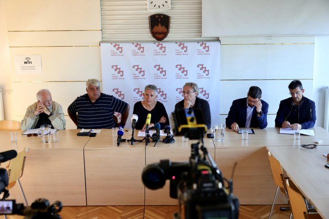 Predstavniki sedmih reprezentativnih sindikalnih central so kritični do rezov, ki jih vlada napoveduje v proračunskih dokumentih. FOTO: Črt Piksi