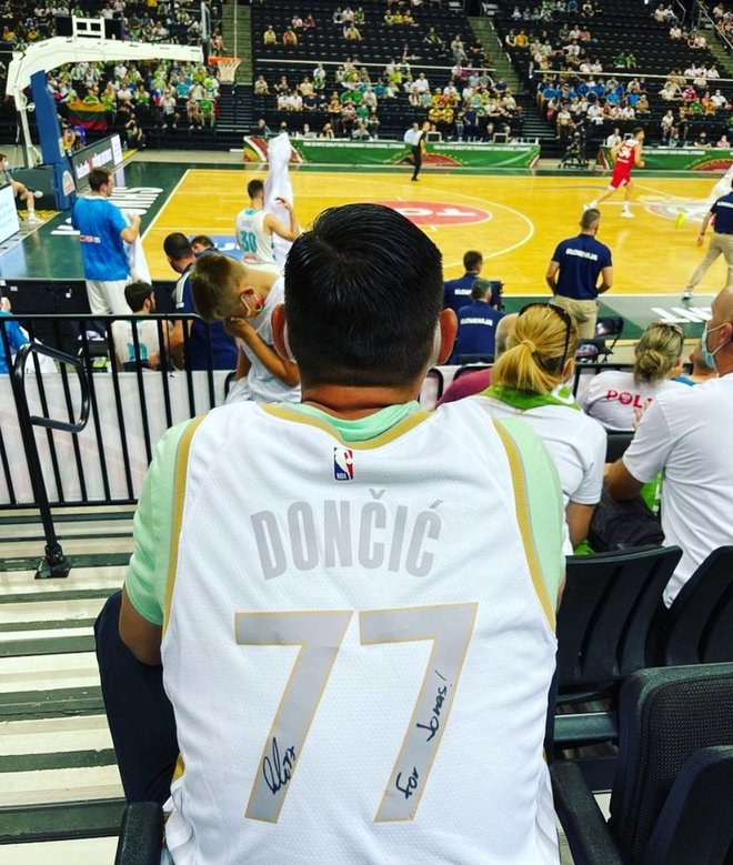 Litovec Jonas Mačiulis je takole ponosno pokazal Dončićev podpis. Foto Instagram