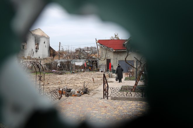 Rusija je lani v Ukrajini začela vojaško agresijo, ki zdaj vse bolj postaja vojna med Rusijo in ZDA. Na fotografiji je prizor iz Irpina v Ukrajini 31. marec letos. FOTO: Matej Družnik/Delo