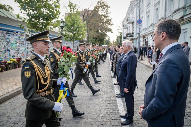 Ukrajinski zunanji minister Dmitro Kuleba in zunanjepolitični predstavnik EU Josep Borrell sta obiskala spominski zid branilcev Ukrajine, ki so padli med rusko agresijo. FOTO: Ukrajinsko zunanje ministrstvo/Reuters