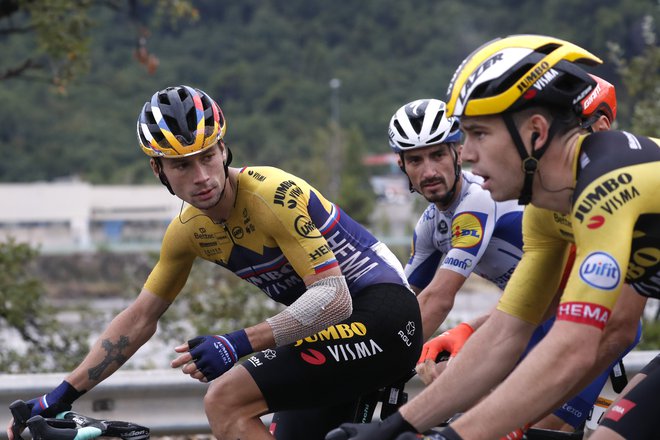 Primož Roglič (levo) in Wout van Aert (desno) prihodnjo sezono ne bosta več moštvena kolega, morda pa bosta van Aert in Julian Alaphilippe (v sredini). FOTO: Stephane Mahe/Reuters