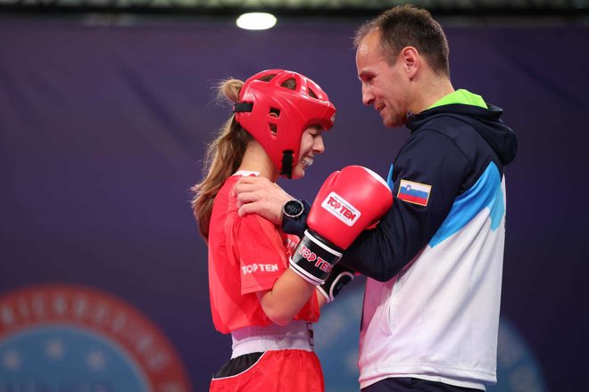 Tyra Barada se je takole s svojim očetom in trenerjem Tomažem Barado pred tremi meseci veselila zlate kolajne na evropskih igrah v Krakovu. FOTO: Aleš Fevžer/OKS