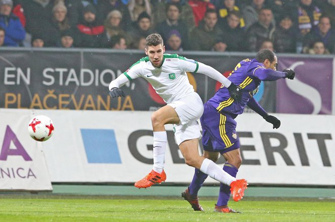 Kenan Bajrić (v belem) je pomagal Olimpiji tudi v več derbijih z Mariborom. FOTO: Tadej Regent