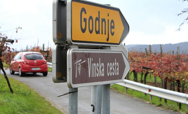 Oznaka vinska cesta je sugestivna. Cesta je infrastruktura, namenjena avtomobilskemu prometu. FOTO: Leon Vidic