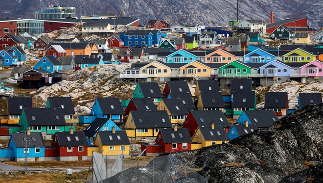 Grenlandija ima samo 57.000 prebivalcev in je hkrati največji otok in najsevernejše območje na svetu. FOTO: Hannibal Hanschke/Reuters