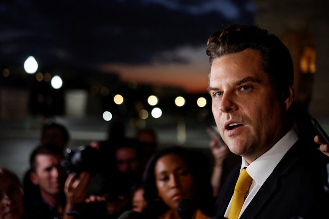 Matt Gaetz govori pred novinarji. FOTO: Jonathan Ernst/Reuters