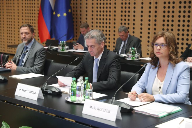 Premier Robert Golob je za začetek prihodnjega tedna sklical sestanek s predstavniki gospodarskih združenj, na katerem jih bo verjetno seznanil z načrti dodatnih davčnih obremenitev. FOTO: Leon Vidic