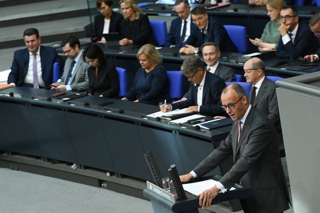 Predsednik CDU Friedrich Merz je prepričan, da lahko nemško gospodarstvo spravi iz recesije le korenita davčna reforma. Za podjetja je zato predlagal uvedbo enotne davčne stopnje v višini 25 odstotkov. FOTO: Annegret Hilse/REUTERS