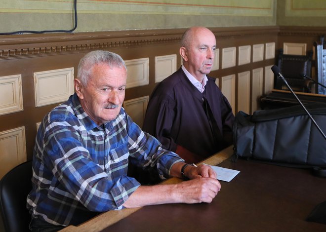 Mirko Šuša, obsojen zaradi poskusa uboja, z zagovornikom Gorazdom Fišerjem. FOTO: Dejan Javornik/Slovenske novice