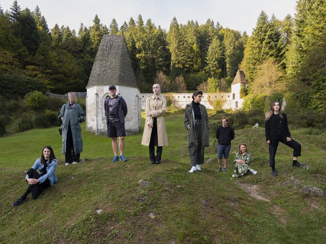 Z leve proti desni: vodja Tina Konec ter sodelujoči Nataša Berk, Matej Čepin, Lucija Rosc, Helena Tahir, Jure Zrimšek, Jerneja Ristič Levart in Nika Erjavec. FOTO: Lucija Rosc