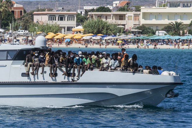 Največ migrantov pride v Italijo. Na fotografiji so migranti na ladji finančne straže pred Lampeduso. FOTO: Alessandro Serrano/AFP