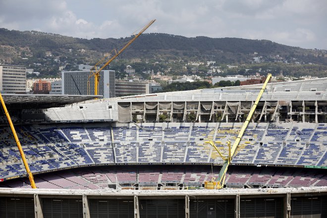 Na štadonu Camp Nou poteka temeljita renovacija, ki bo še kako prav prišla tudi za SP 2030. FOTO: Albert Gea/Reuters